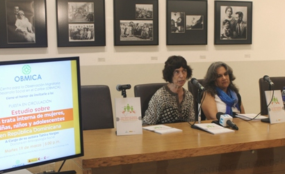 Bridget Wooding, acompañada de Tahira Vargas en la presentación del estudio, del cual esta última es autora.